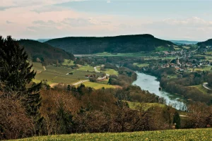 Ein Panorama über die Landschaft um den Engelhof. Von links oben nach rechts unten zieht sich der Rhein entlang. Auf der linken Seite ist der Engelhof.